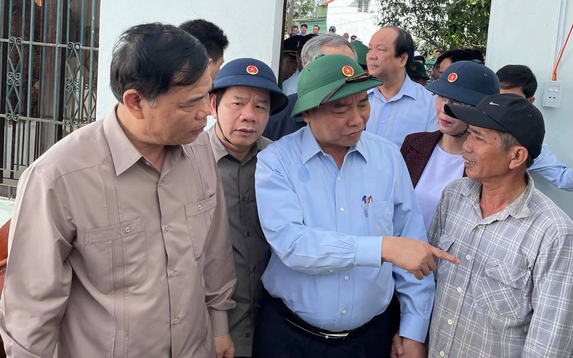 Quảng Ngãi: Thủ tướng Chính phủ Nguyễn Xuân Phúc thăm người dân vùng tâm bão số 9 - Ảnh 1.