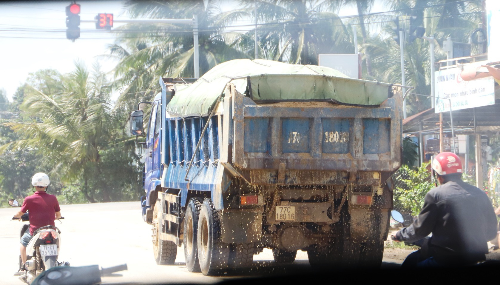 Bình Định: Điều bất ngờ từ đoàn xe “siêu tải”, chở cát ở sông Lại Giang - Ảnh 2.