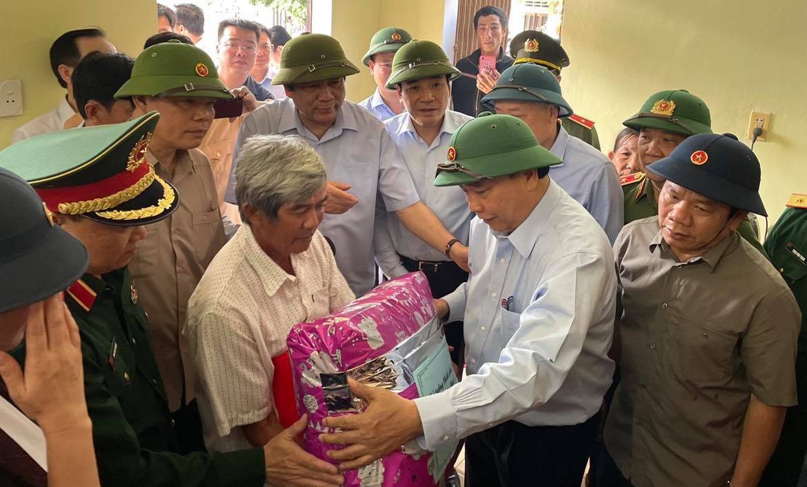 Quảng Ngãi: Thủ tướng Chính phủ Nguyễn Xuân Phúc thăm người dân vùng tâm bão số 9 - Ảnh 2.