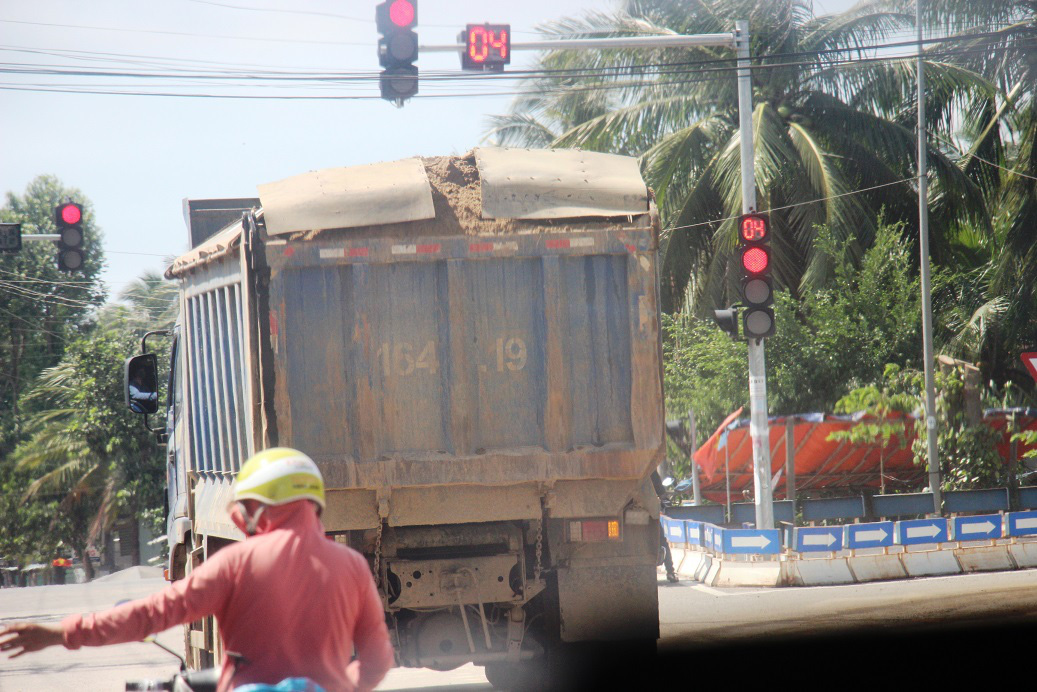 Bình Định: Điều bất ngờ từ đoàn xe “siêu tải”, chở cát ở sông Lại Giang - Ảnh 3.