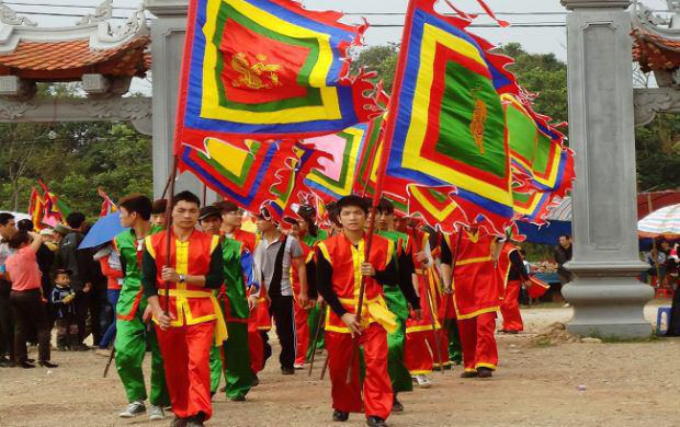 Cờ ngũ sắc đại diện cho sự đoàn kết giữa các dân tộc tại Việt Nam. Nó thể hiện sự đa dạng và sự phong phú về văn hóa, lịch sử của đất nước. Xem những hình ảnh liên quan đến cờ ngũ sắc sẽ giúp chúng ta hiểu rõ hơn về sự đoàn kết và tình yêu nước của người dân Việt Nam.