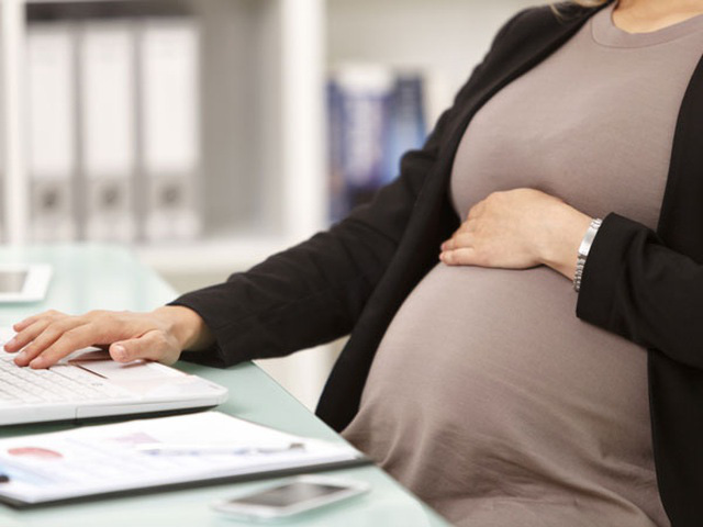Yêu cầu lao động nữ cam kết không mang thai có trái luật? - Ảnh 1.