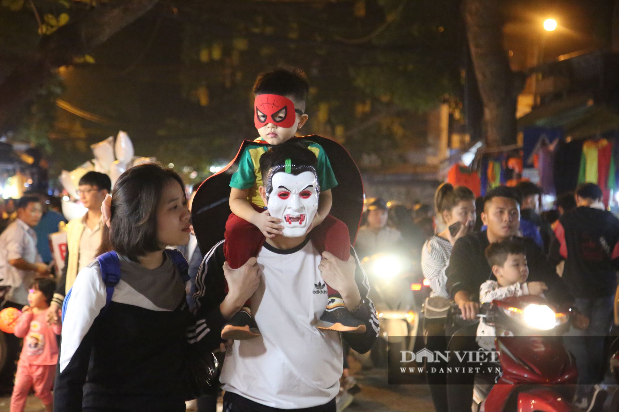 Rùng mình cảnh &quot;ma quỷ&quot; dạo chơi khắp phố Hà Nội đêm Halloween   - Ảnh 1.