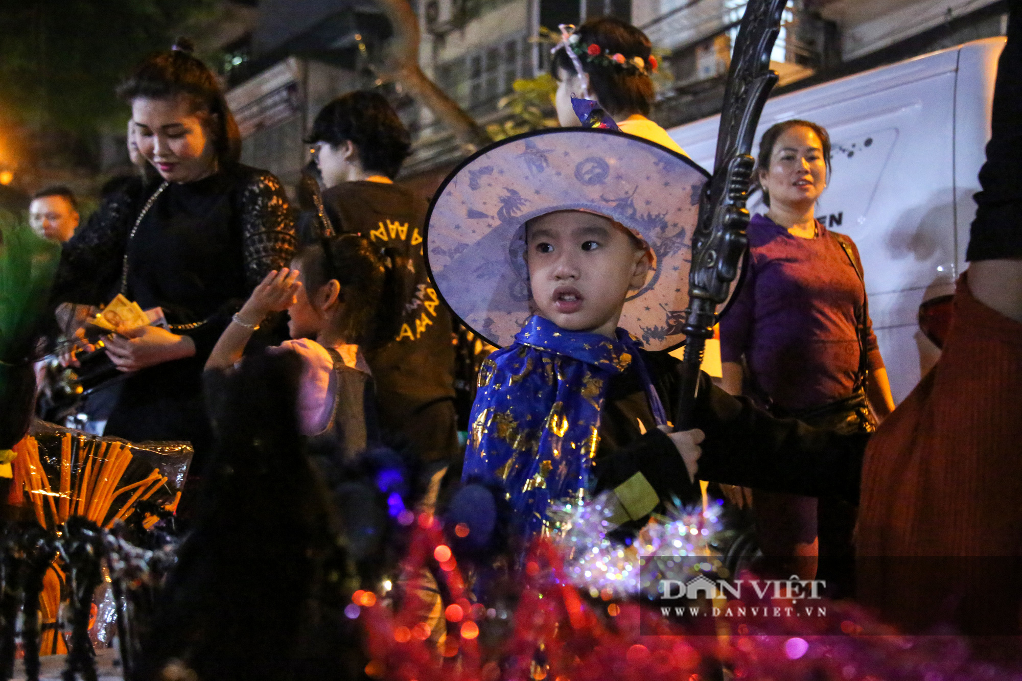 Rùng mình cảnh &quot;ma quỷ&quot; dạo chơi khắp phố Hà Nội đêm Halloween   - Ảnh 10.