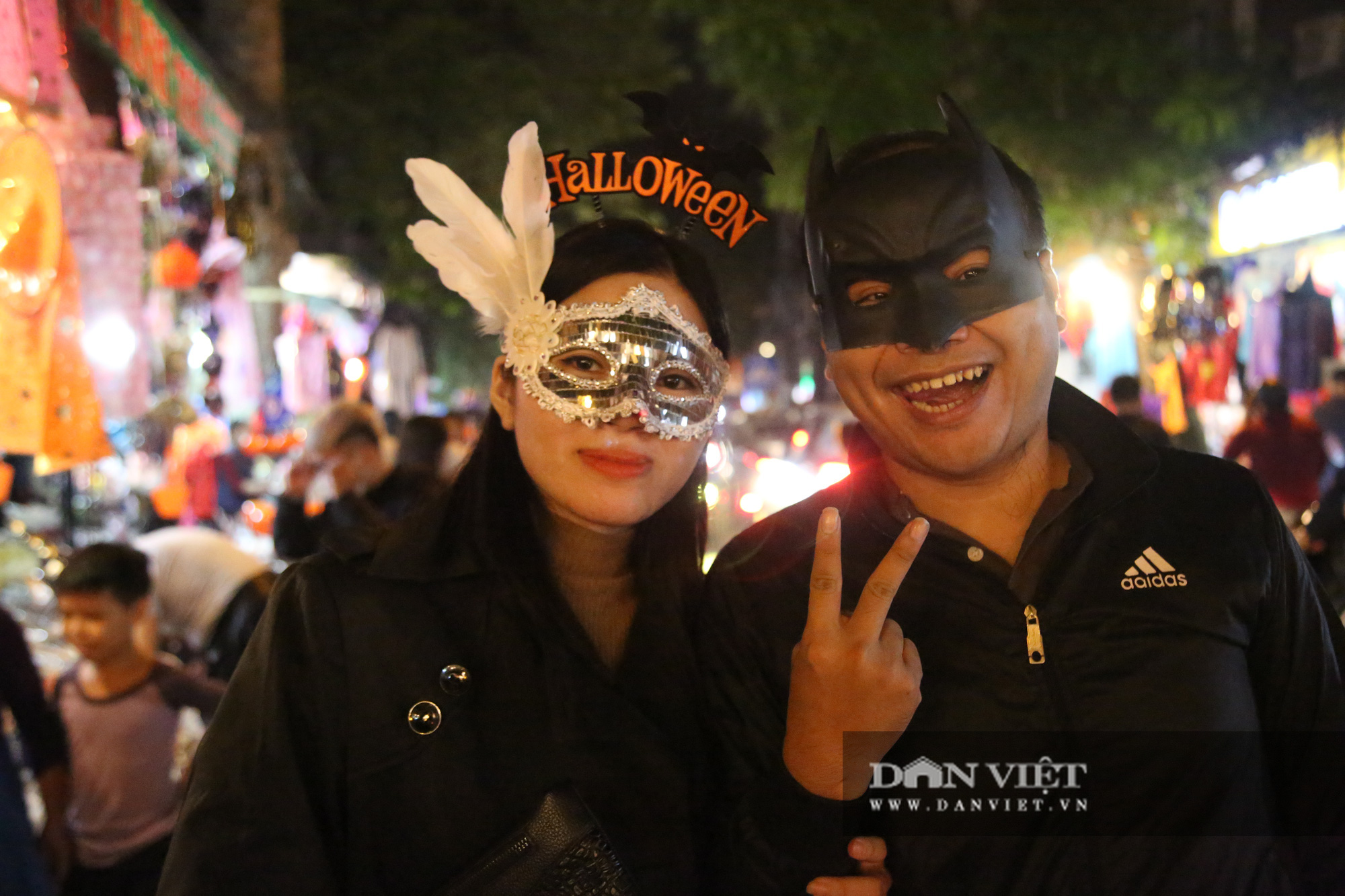 Rùng mình cảnh &quot;ma quỷ&quot; dạo chơi khắp phố Hà Nội đêm Halloween   - Ảnh 11.