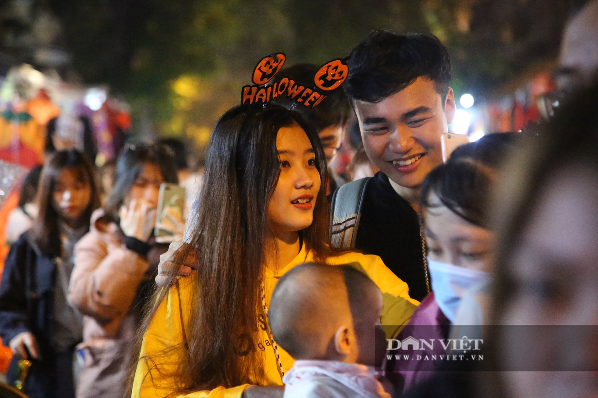 Rùng mình cảnh &quot;ma quỷ&quot; dạo chơi khắp phố Hà Nội đêm Halloween   - Ảnh 2.