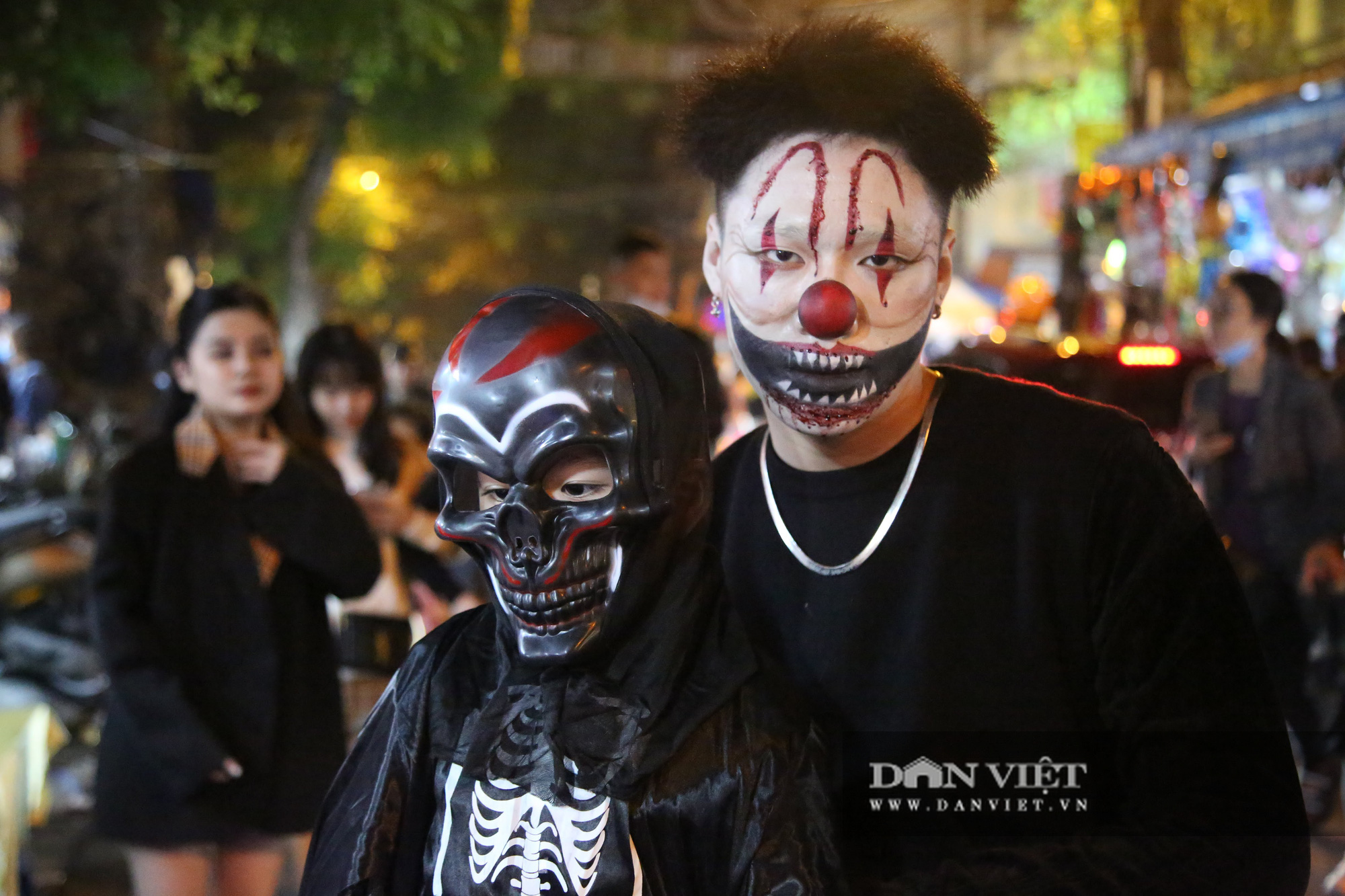 Rùng mình cảnh &quot;ma quỷ&quot; dạo chơi khắp phố Hà Nội đêm Halloween   - Ảnh 7.