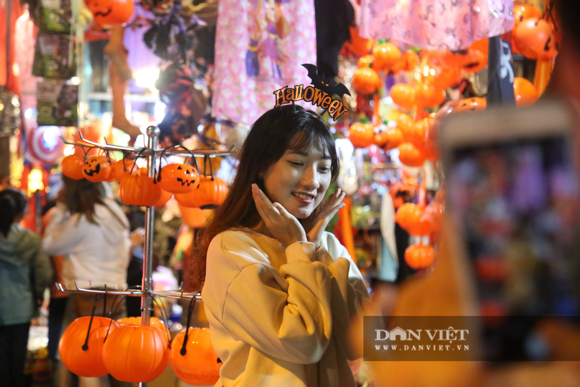 Rùng mình cảnh &quot;ma quỷ&quot; dạo chơi khắp phố Hà Nội đêm Halloween   - Ảnh 9.