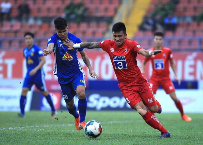 Nỗ lực muộn màng của Quảng Nam (trái) không đủ giúp họ trụ lại V.League.