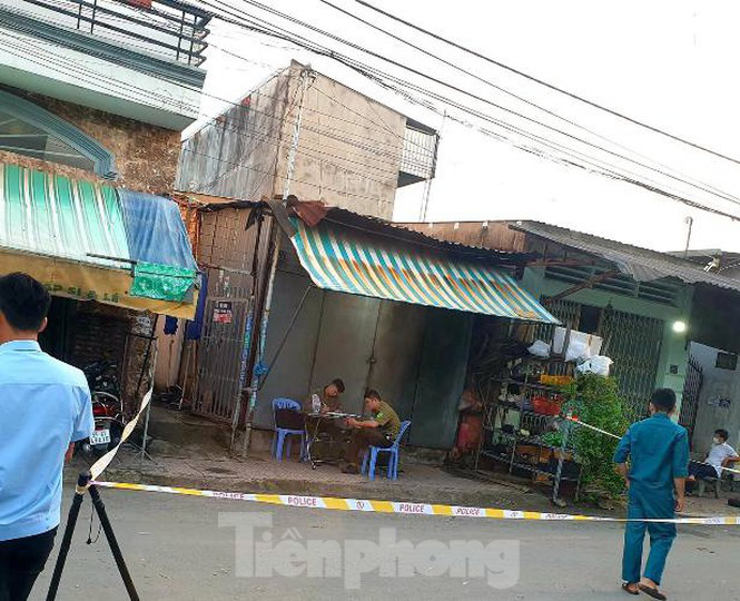 Nóng: Phát hiện người đàn ông tử vong lõa thể trong phòng trọ - Ảnh 1.