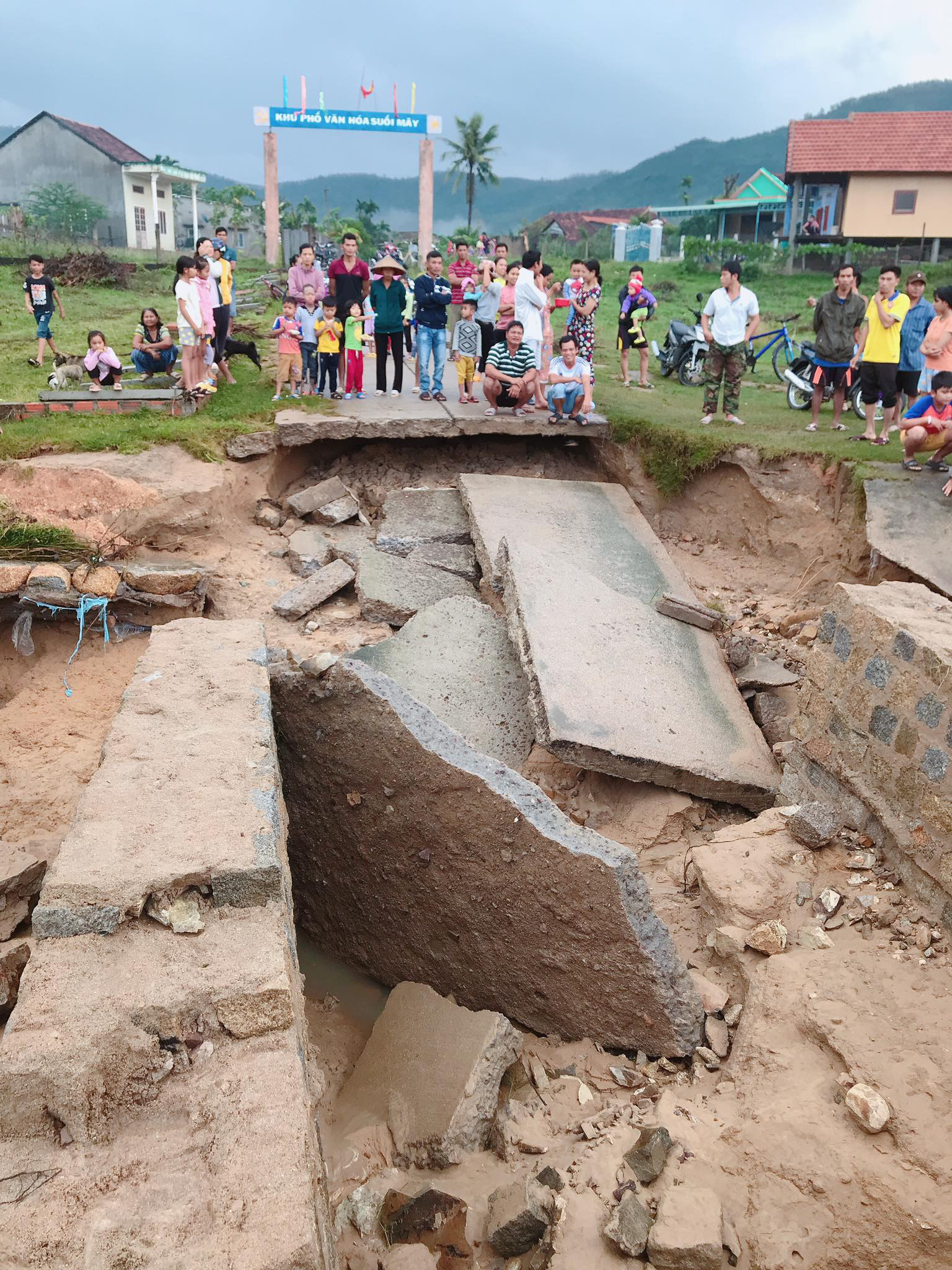 Bình Định hỗ trợ Hà Tĩnh 2 tỷ đồng khắc phục hậu quả bão lũ - Ảnh 1.