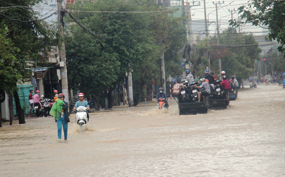 Bình Định: Ngày mai, học sinh toàn tỉnh trở lại trường sau thời gian nghỉ tránh bão số 12 - Ảnh 4.