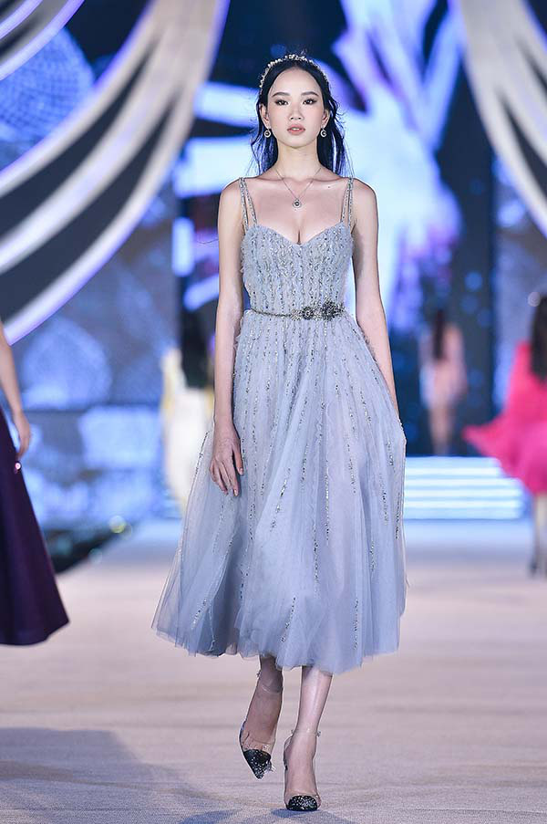 Tiểu Vy, Kỳ Duyên đọ catwalk trong bộ sưu tập của NTK Lê Thanh Hòa - Ảnh 8.