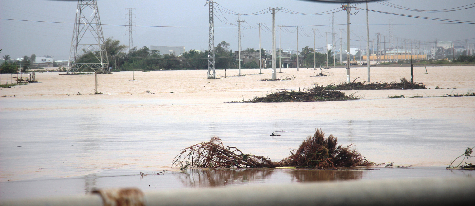 Bão lũ dồn dập, gây thiệt hại nặng nề… ở Bình Định, Phú Yên - Ảnh 2.