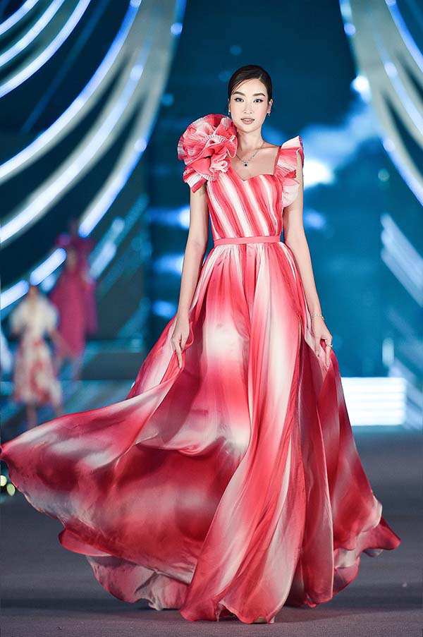 Hoa hậu Mỹ Linh vừa làm giám khảo, vừa catwalk cực đỉnh trong đêm thi Người đẹp thời trang  - Ảnh 2.