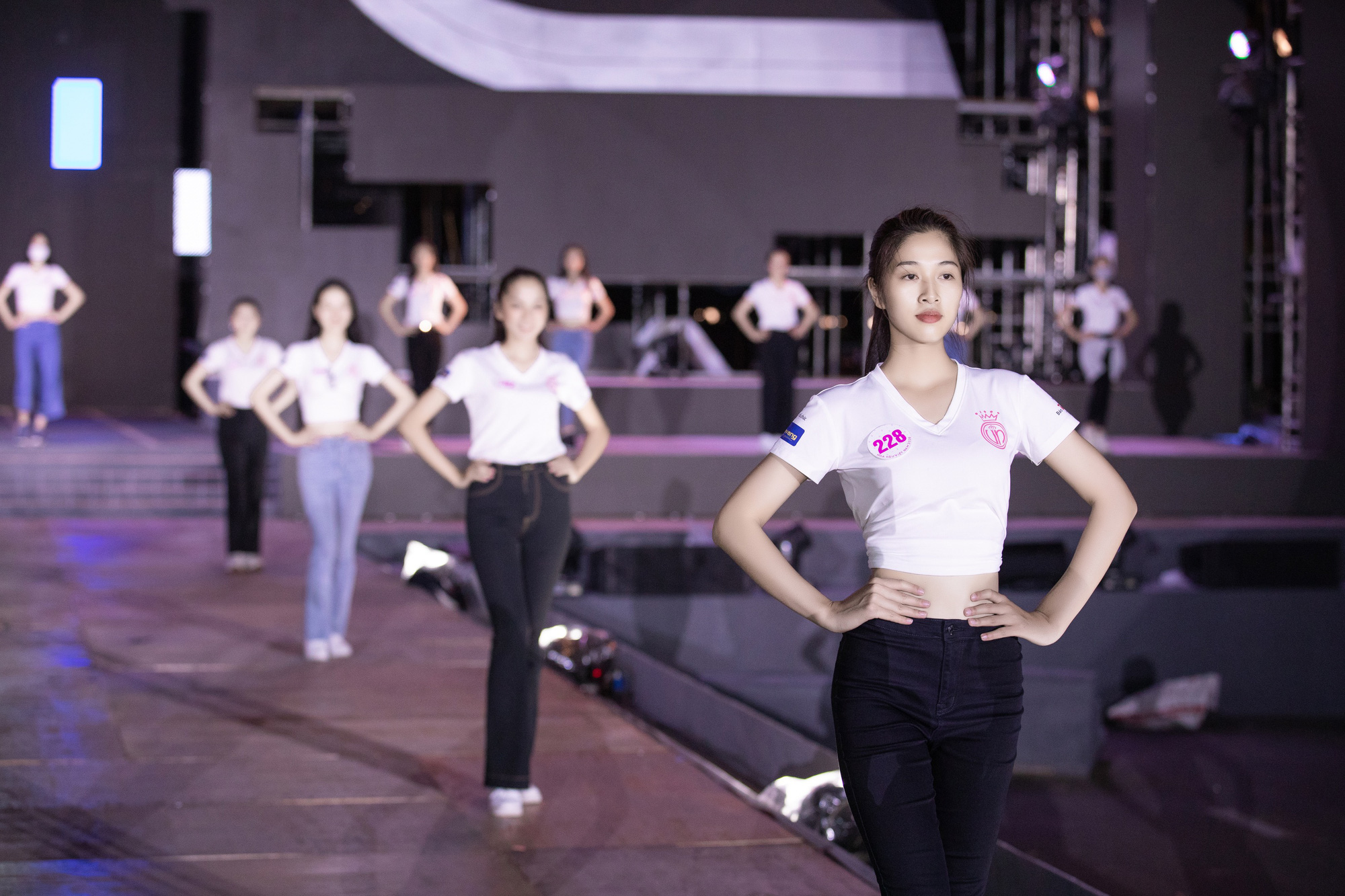 Top 35 Hoa hậu Việt Nam 2020 tổng duyệt Người đẹp thời trang trên sân khấu dài 40m trước giờ G - Ảnh 10.