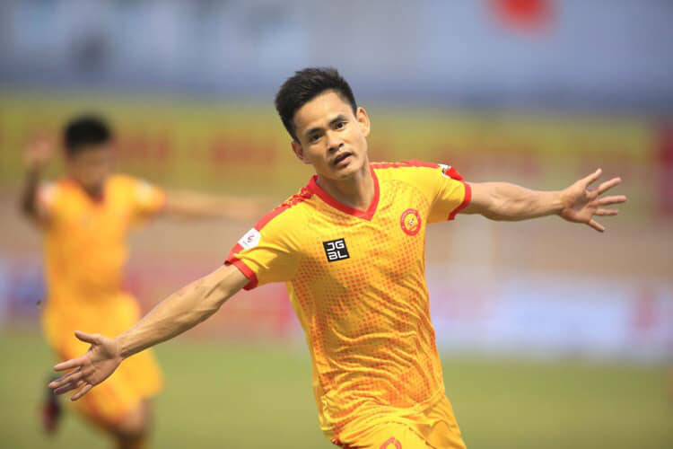 Chuyển nhượng V.League chứng kiến Hoàng Đình Tùng chia tay đội bóng quê hương Thanh Hóa.