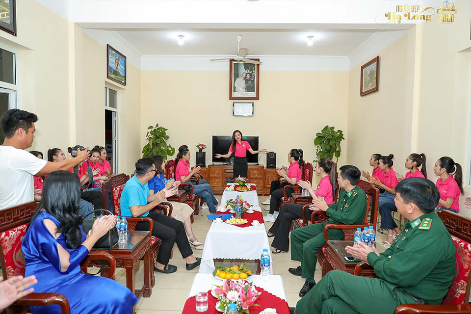 18 thí sinh Người đẹp Hạ Long giao lưu với chiến sĩ tại huyện đảo Cô Tô - Ảnh 2.