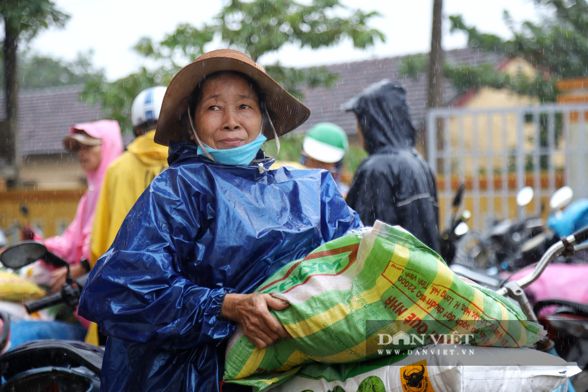 Người dân vùng lũ Quảng Trị đội mưa xối xả nhận &quot;cần câu cơm&quot; - Ảnh 15.