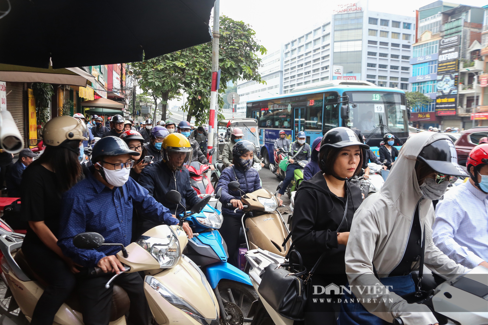 Ngán ngẩm dòng người chen chúc nhau Ngã tư Sở sau khi thông xe đường vành đai 2 - Ảnh 9.