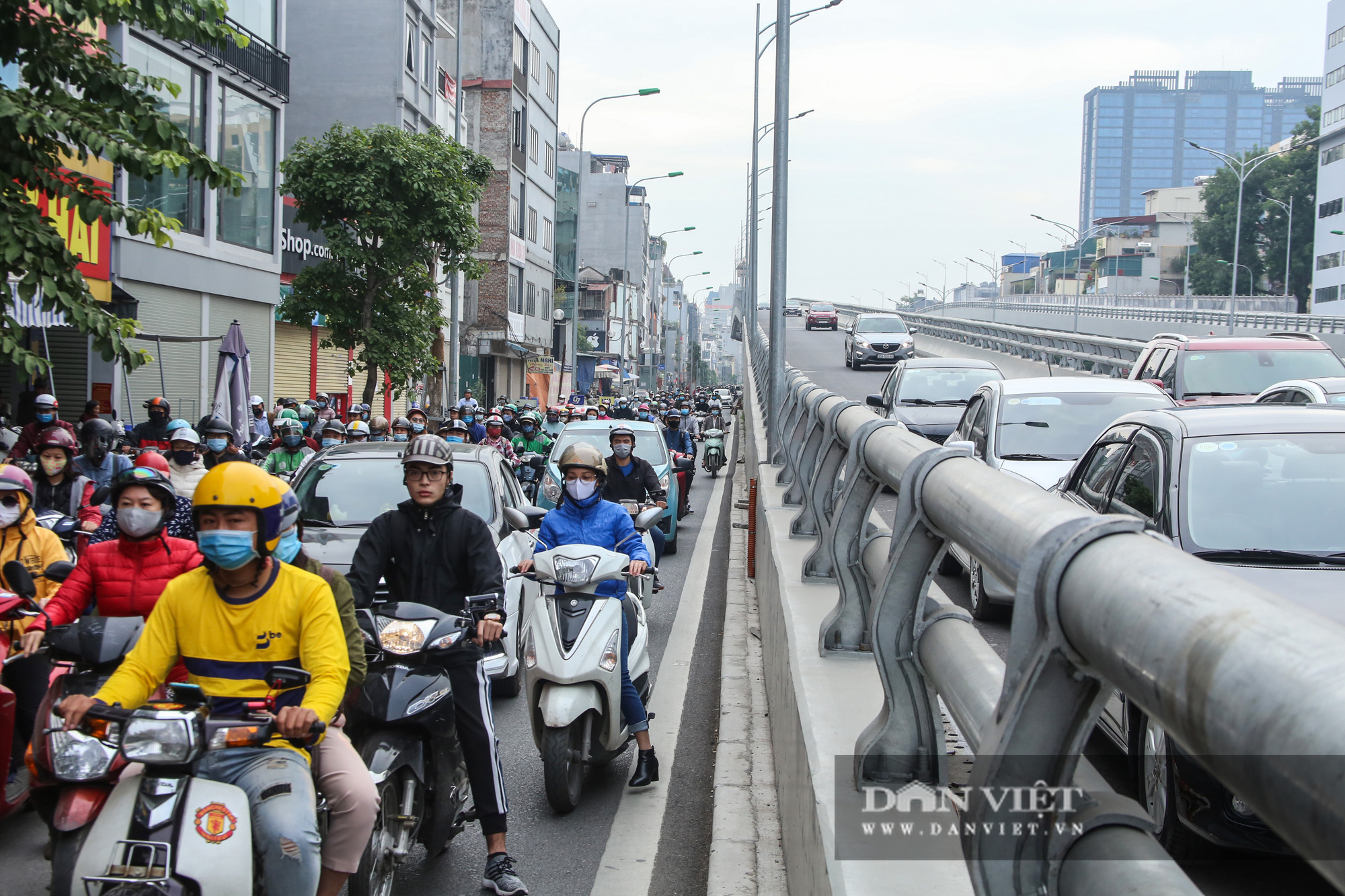 Ngán ngẩm dòng người chen chúc nhau Ngã tư Sở sau khi thông xe đường vành đai 2 - Ảnh 10.