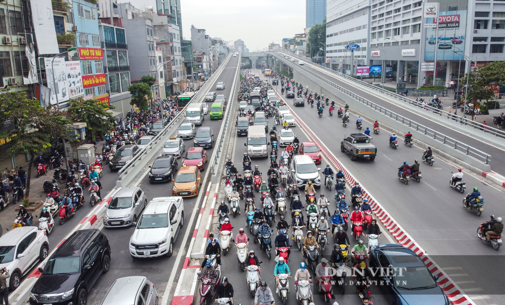 Ngán ngẩm dòng người chen chúc nhau Ngã tư Sở sau khi thông xe đường vành đai 2 - Ảnh 3.