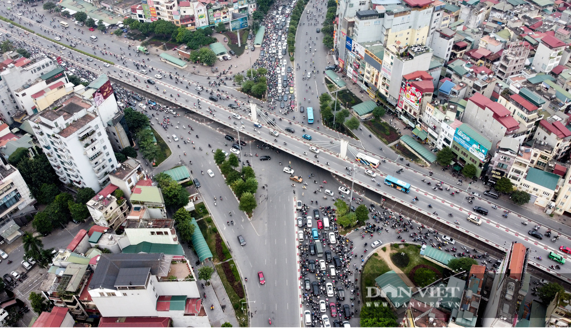 Ngán ngẩm dòng người chen chúc nhau Ngã tư Sở sau khi thông xe đường vành đai 2 - Ảnh 14.