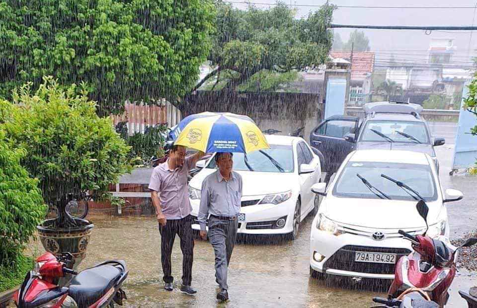 GĐ Sở NNPTNT Khánh Hòa phân trần chuyện “Đi chống bão số 12 có người che dù” - Ảnh 1.