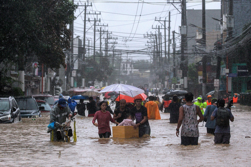 Bão Vamco khiến 4 người chết và mất tích tại Philippines, hiện hướng vào biển Đông - Ảnh 4.