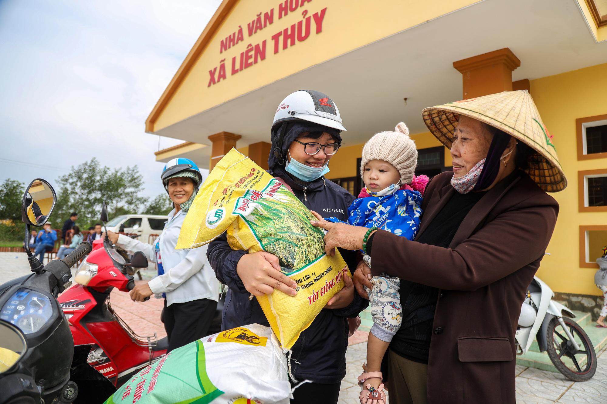 Nông dân rốn lũ Quảng Bình mừng rỡ nhận món quà đặc biệt sau lũ - Ảnh 11.