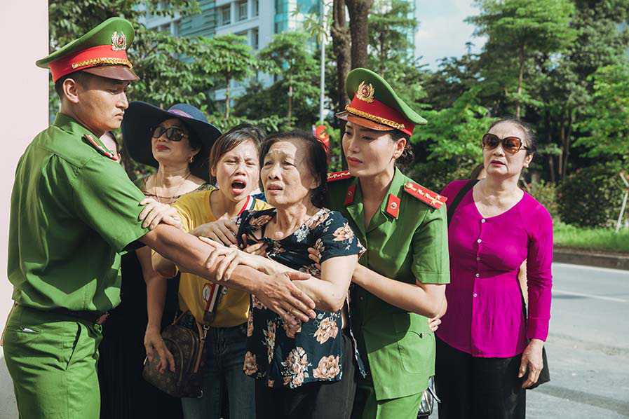 Sao Mai Huyền Trang &quot;hoá&quot; thành cảnh sát hình sự trong phim ca nhạc &quot;Nắng lên bên mẹ&quot;  - Ảnh 3.