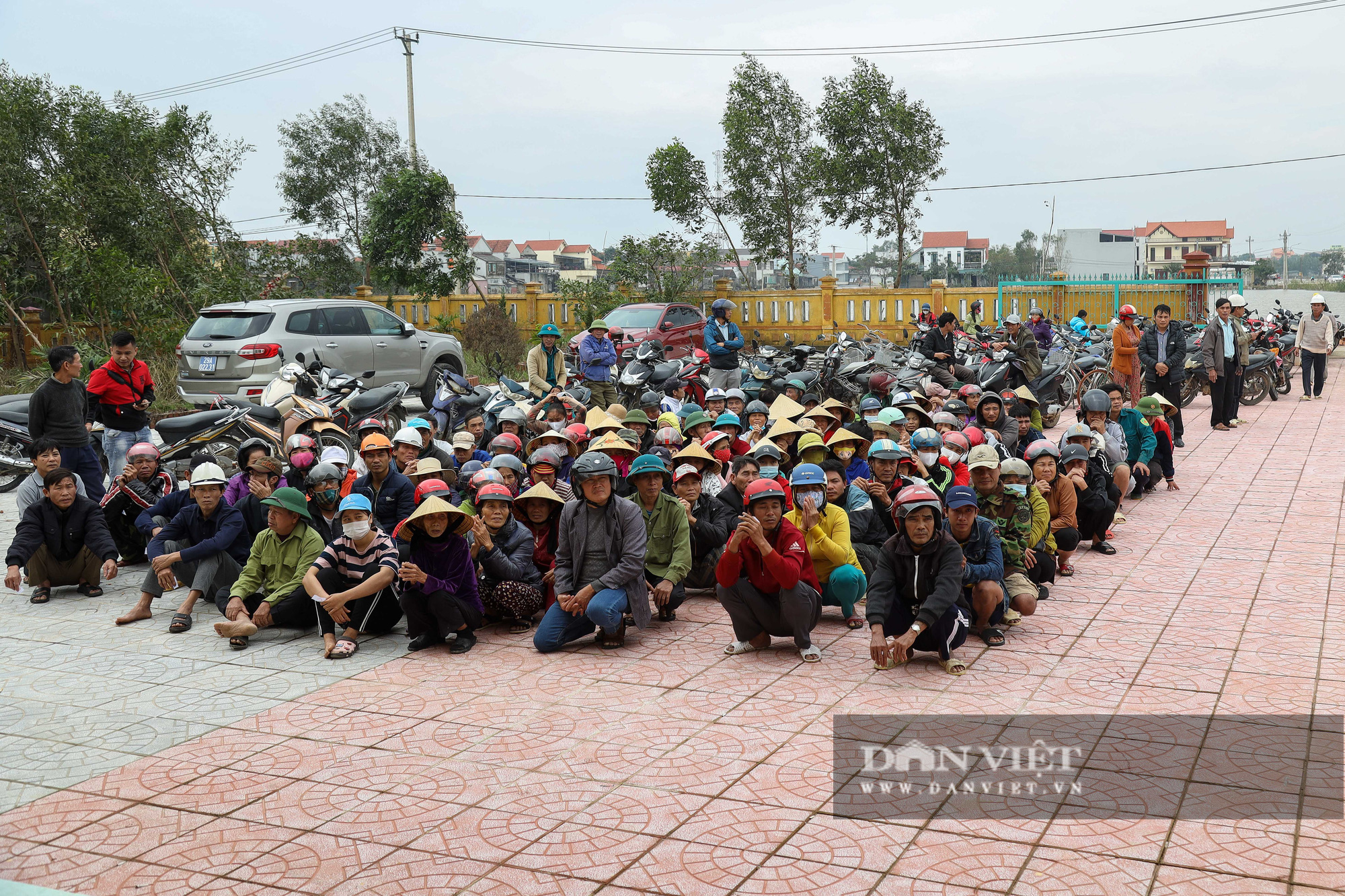 Nông dân rốn lũ Quảng Bình mừng rỡ nhận món quà đặc biệt sau lũ - Ảnh 2.