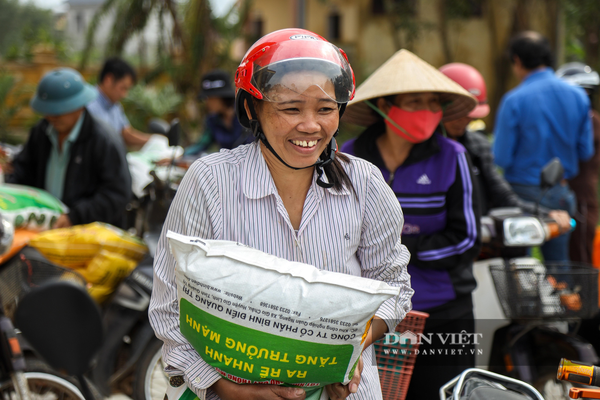 Nông dân rốn lũ Quảng Bình mừng rỡ nhận món quà đặc biệt sau lũ - Ảnh 13.