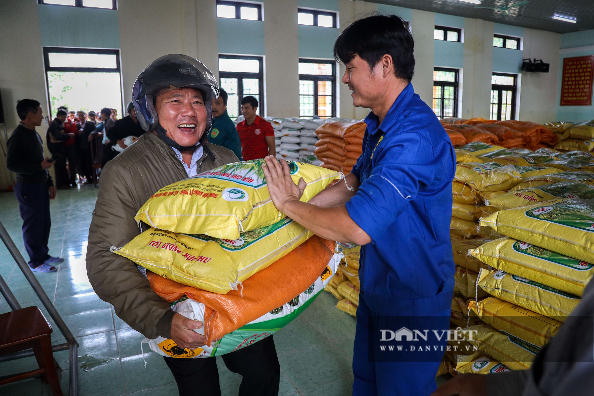 Nông dân rốn lũ Quảng Bình mừng rỡ nhận món quà đặc biệt sau lũ - Ảnh 6.