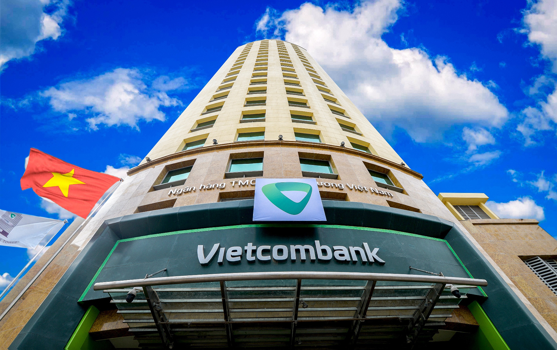 Vietcombank giảm giá đồng loạt lãi suất cho vay để hỗ trợ doanh nghiệp, người dân miền Trung bị ảnh hưởng bão lũ - Ảnh 1.