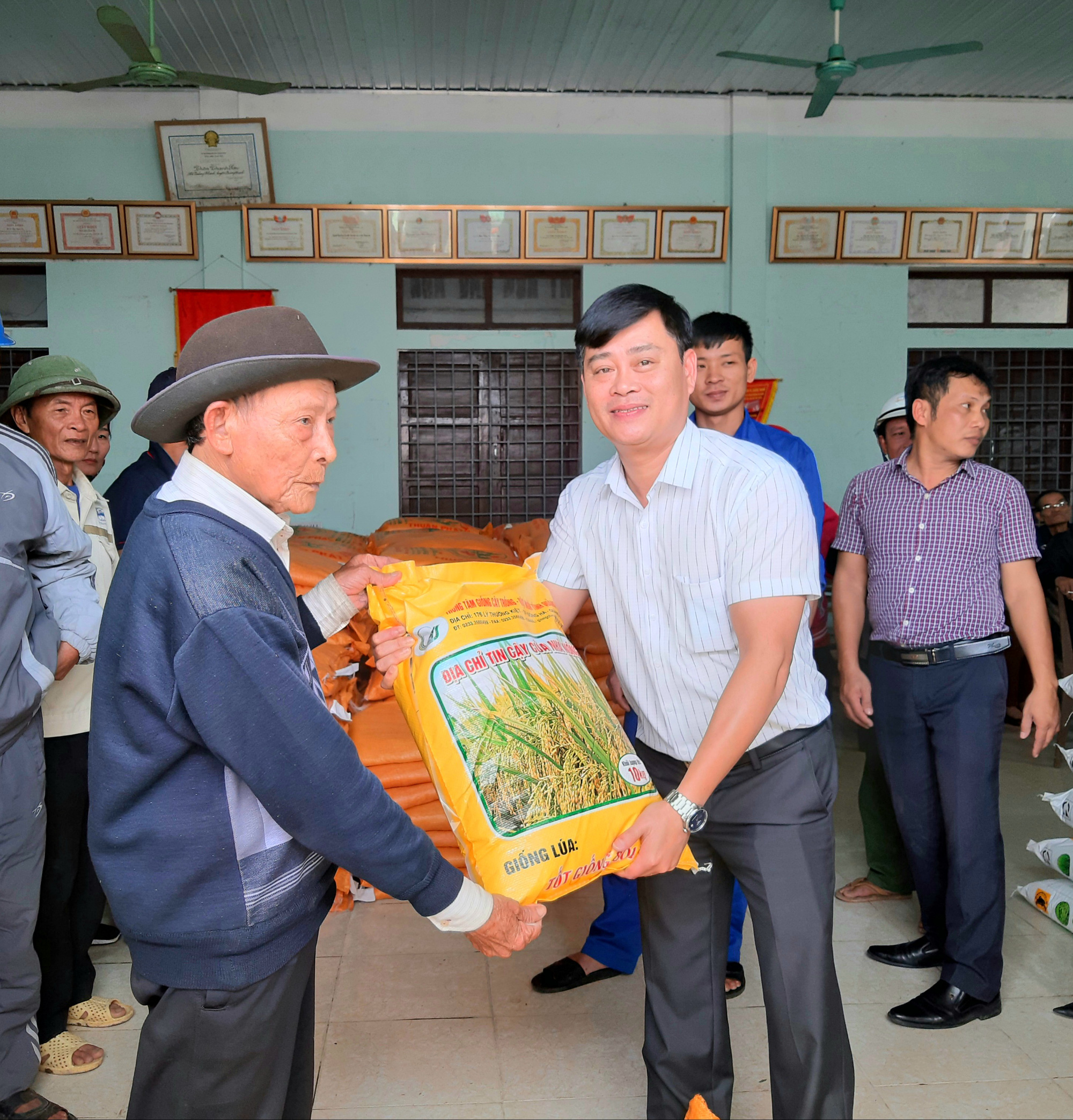 “Trao cần câu” giúp bà con vùng lũ Quảng Trạch (Quảng Bình) tái sản xuất vụ lúa đông xuân - Ảnh 1.