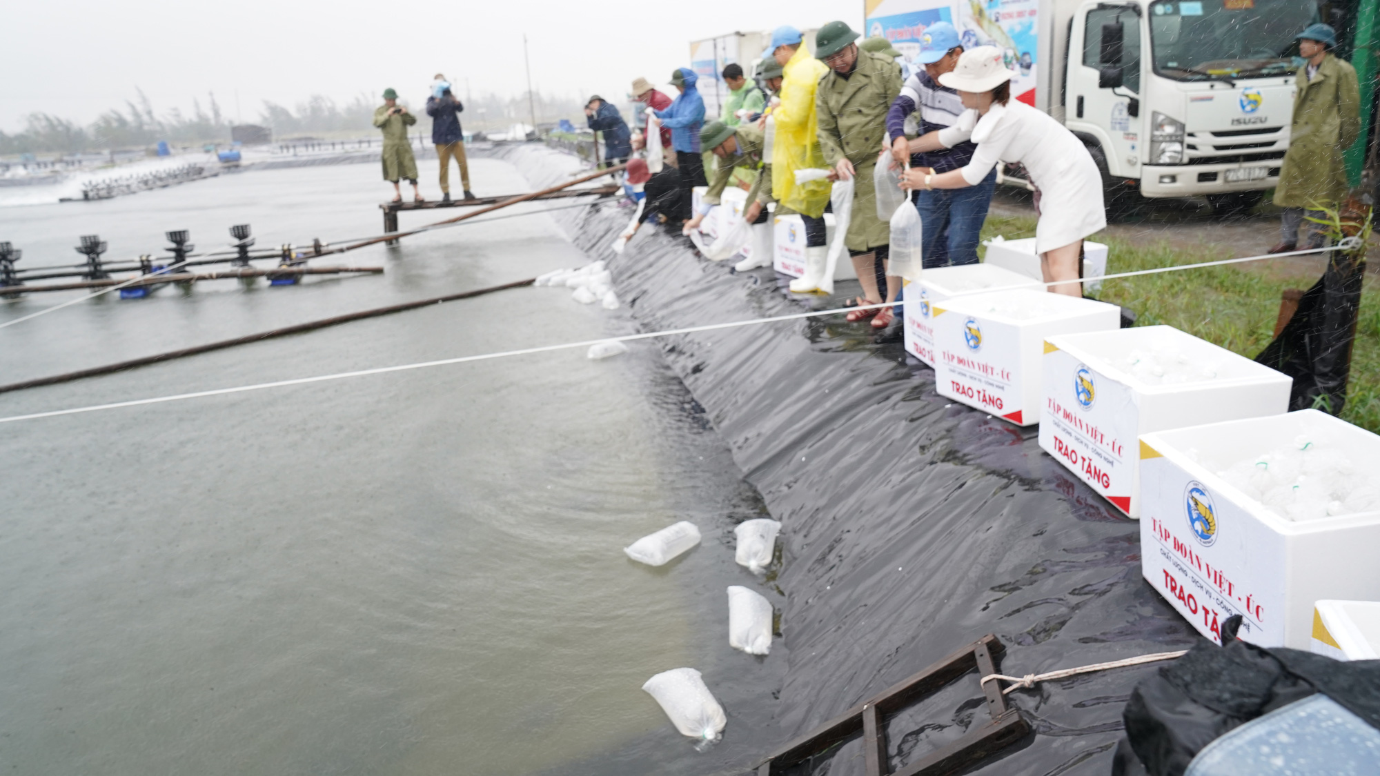 Việt – Úc đồng hành cùng Tổng Cục Thủy Sản tặng tôm giống cho bà con miền Trung chịu ảnh hưởng do bão, lũ - Ảnh 2.