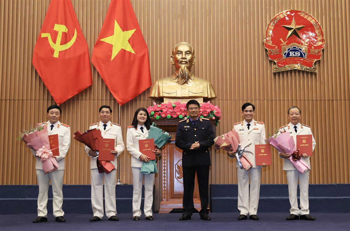 Viện trưởng VKSND tối cao bổ nhiệm chức vụ mới cho nhiều Kiểm sát viên cao cấp - Ảnh 1.