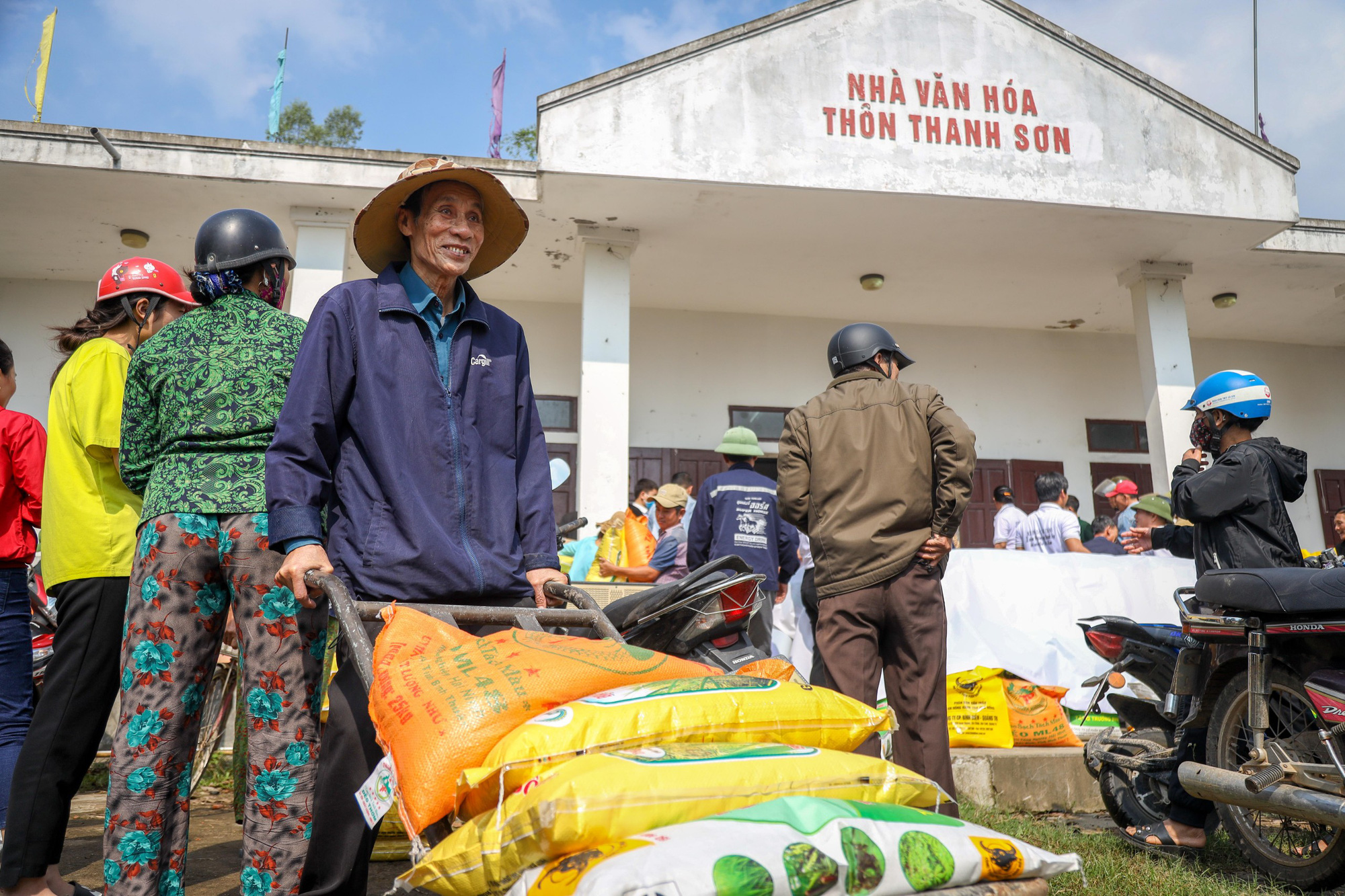 “Trao cần câu” giúp bà con vùng lũ Quảng Trạch (Quảng Bình) tái sản xuất vụ lúa đông xuân - Ảnh 8.