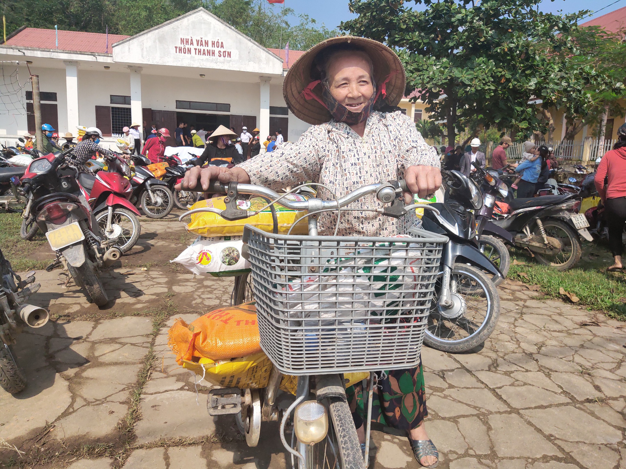 “Trao cần câu” giúp bà con vùng lũ Quảng Trạch (Quảng Bình) tái sản xuất vụ lúa đông xuân - Ảnh 4.