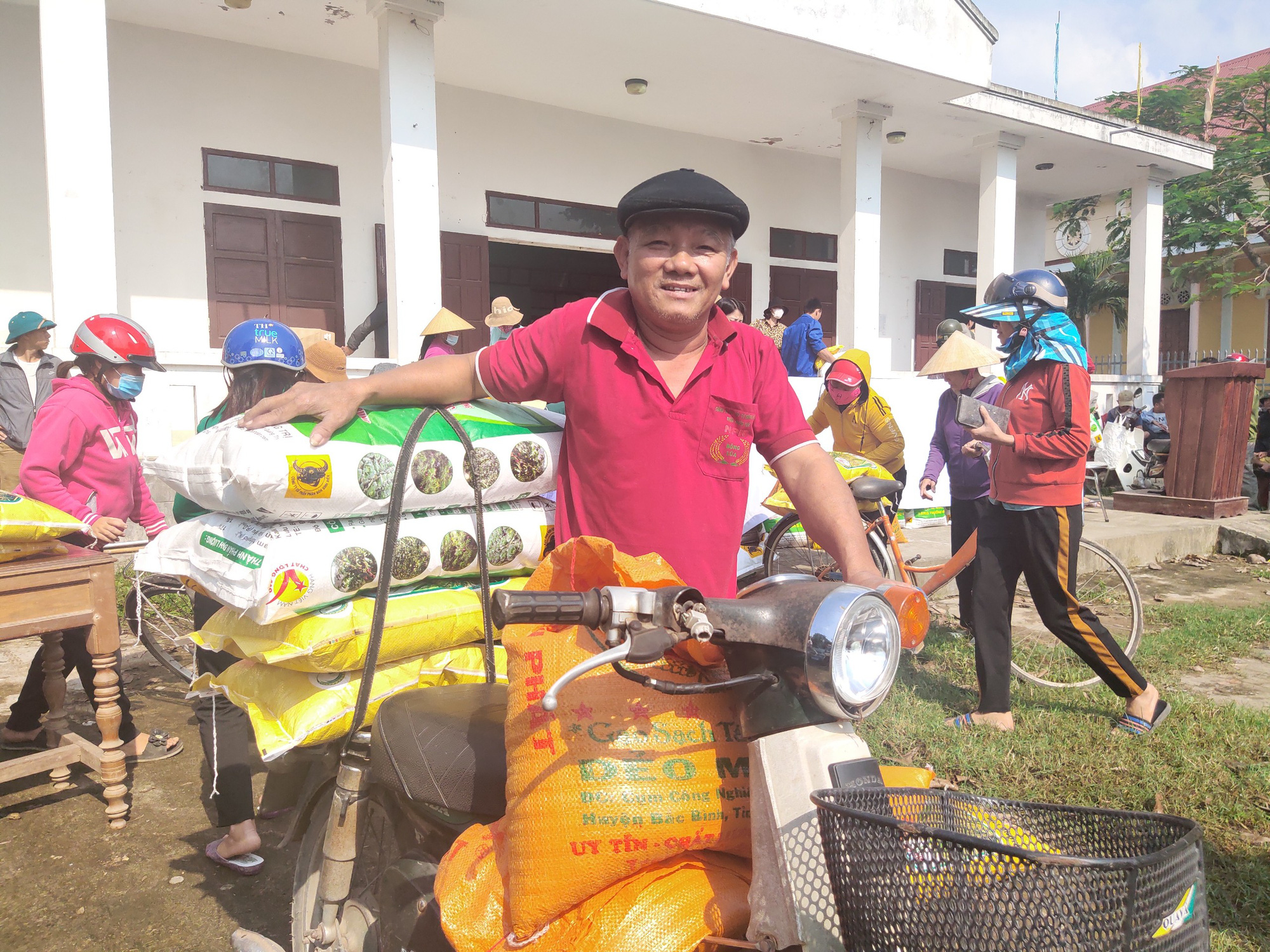 “Trao cần câu” giúp bà con vùng lũ Quảng Trạch (Quảng Bình) tái sản xuất vụ lúa đông xuân - Ảnh 7.