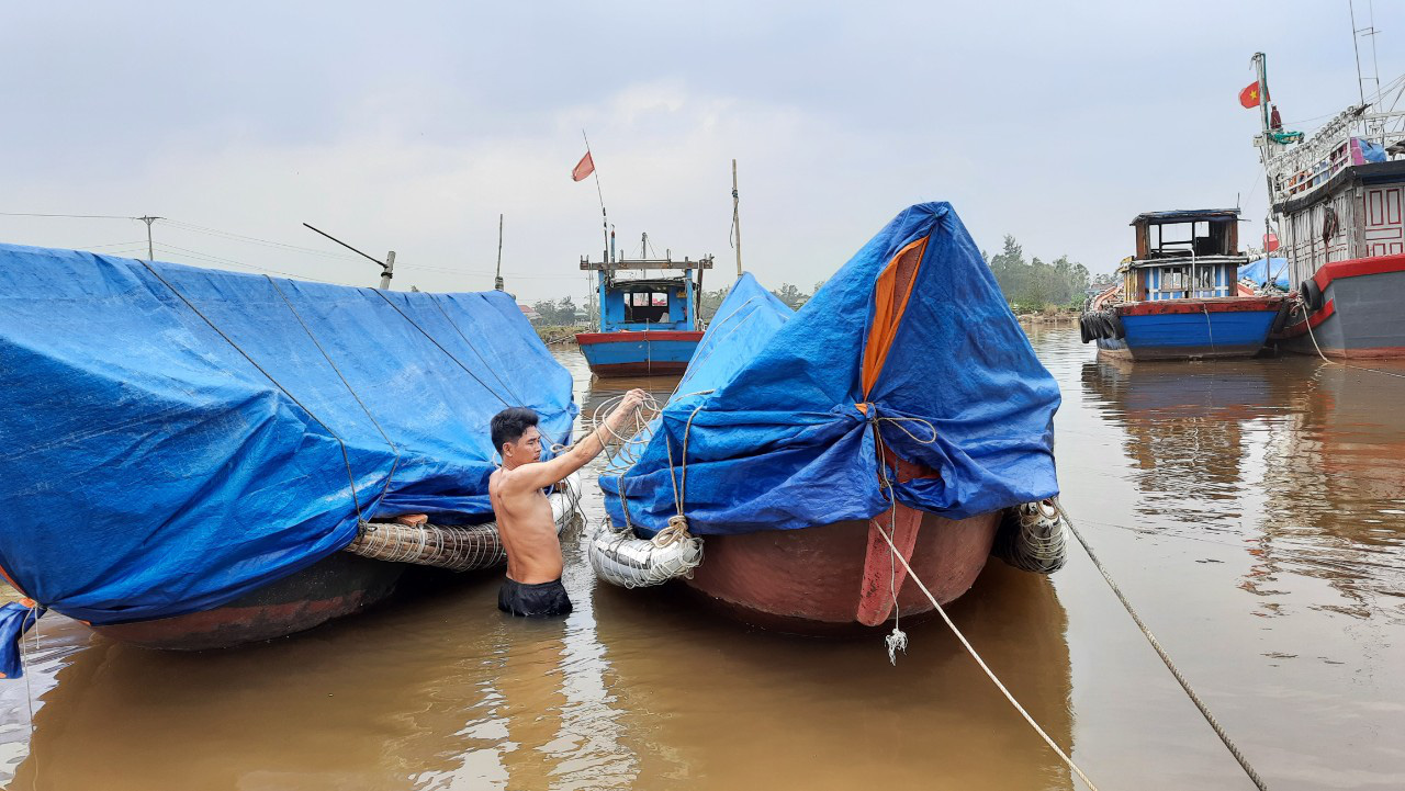 Cách chằng chống nhà cửa mới của người dân Quảng Trị để chống bão số 13 - Ảnh 16.