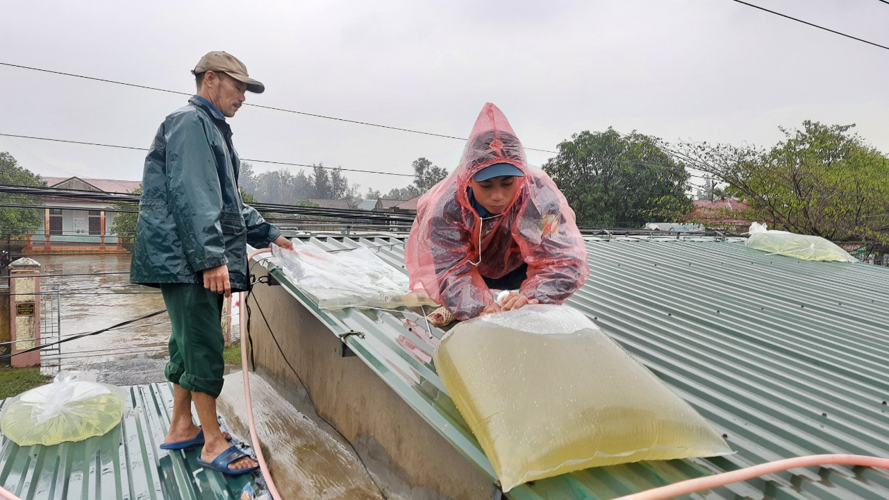 Cách chằng chống nhà cửa mới của người dân Quảng Trị để chống bão số 13 - Ảnh 2.