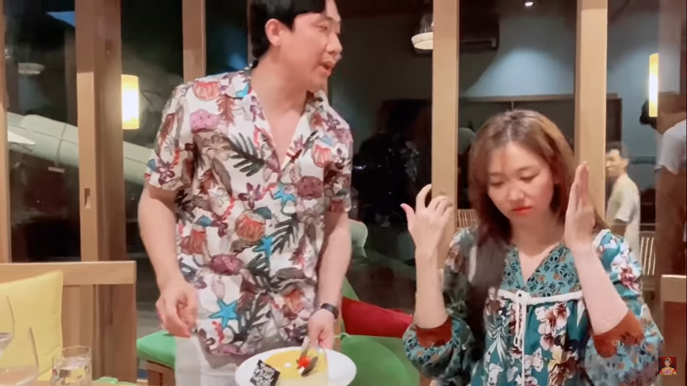 Lộ clip Trấn Thành giật tóc, “dằn mặt” Hari Won giữa nơi đông người gây hoang mang - Ảnh 1.