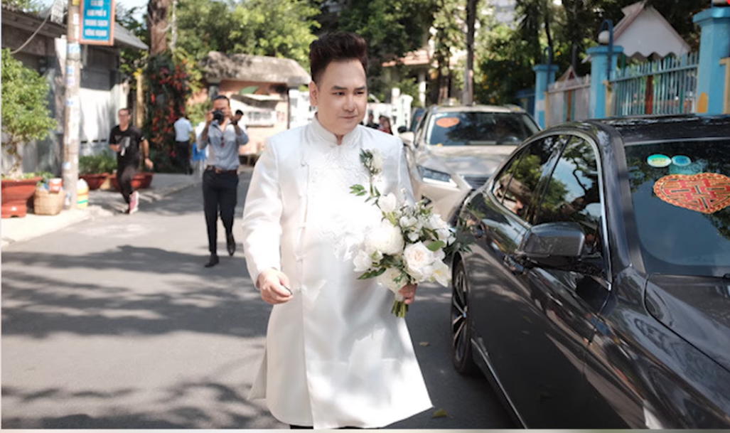 “Streamer giàu nhất Việt Nam” đi rước dâu nhưng quên cô dâu khiến dân tình “cười ngất” - Ảnh 2.