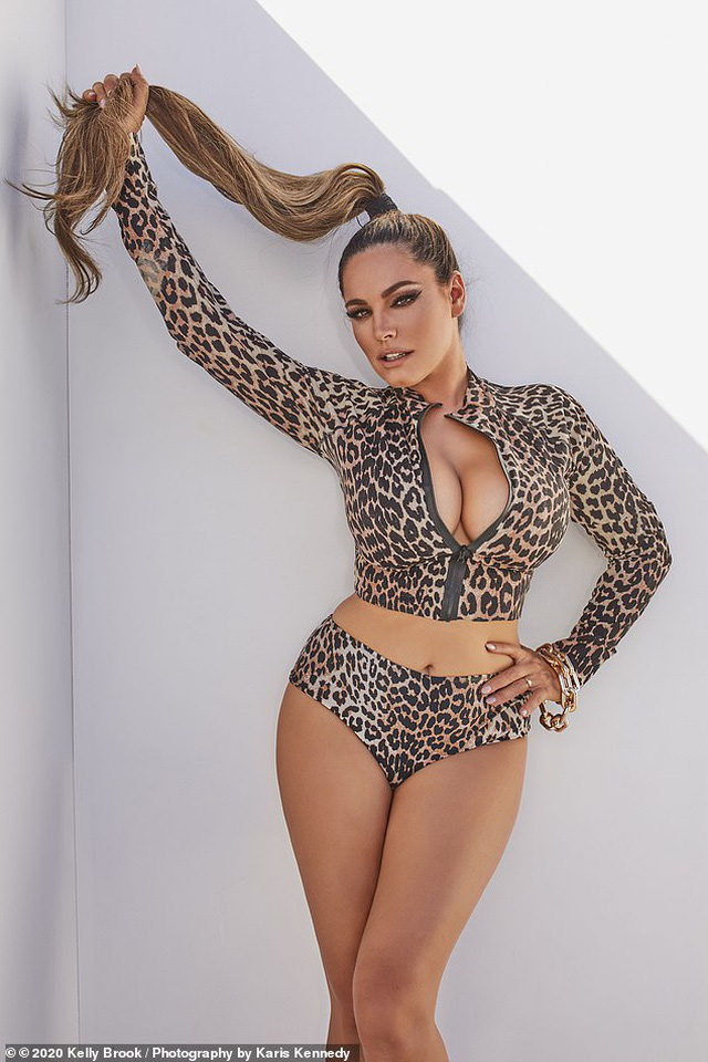 Kelly Brook: Xứng danh &quot;Kỳ quan thứ 8 của thế giới&quot; - Ảnh 5.