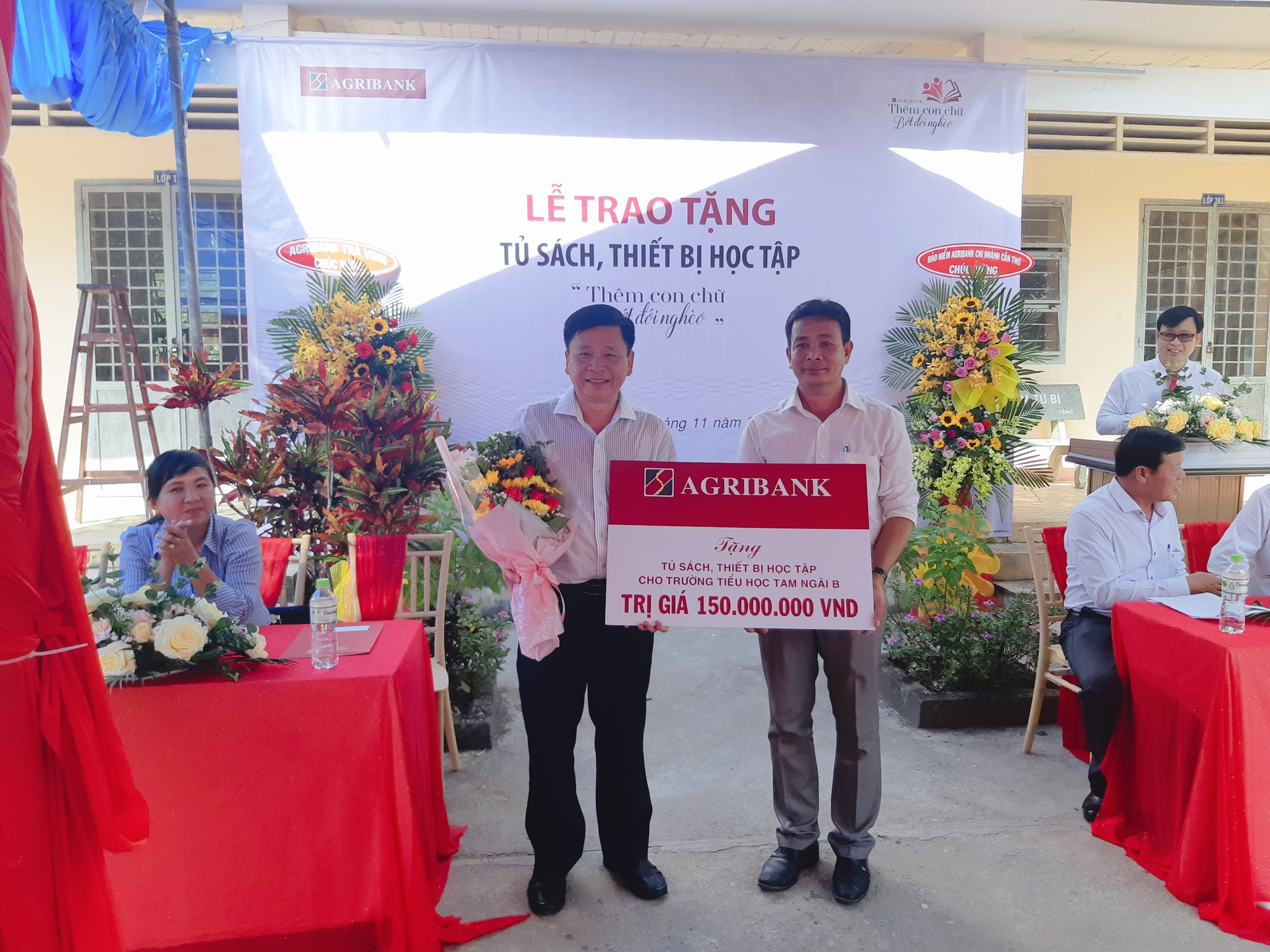 Agribank Chi nhánh Trà Vinh: Tặng tủ sách, dụng cụ học tập cho trường Tiểu học Tam Ngãi B - Ảnh 2.