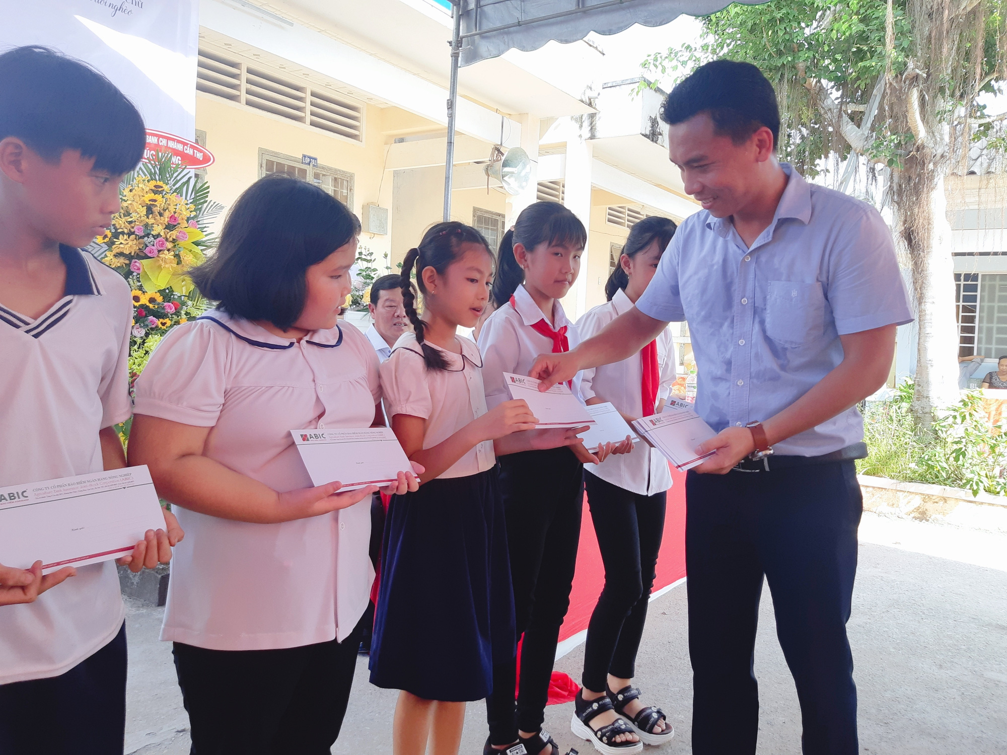 Agribank Chi nhánh Trà Vinh: Tặng tủ sách, dụng cụ học tập cho trường Tiểu học Tam Ngãi B - Ảnh 4.