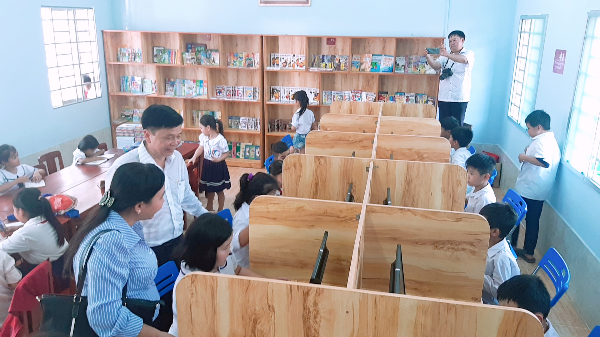 Agribank Chi nhánh Trà Vinh: Tặng tủ sách, dụng cụ học tập cho trường Tiểu học Tam Ngãi B - Ảnh 6.
