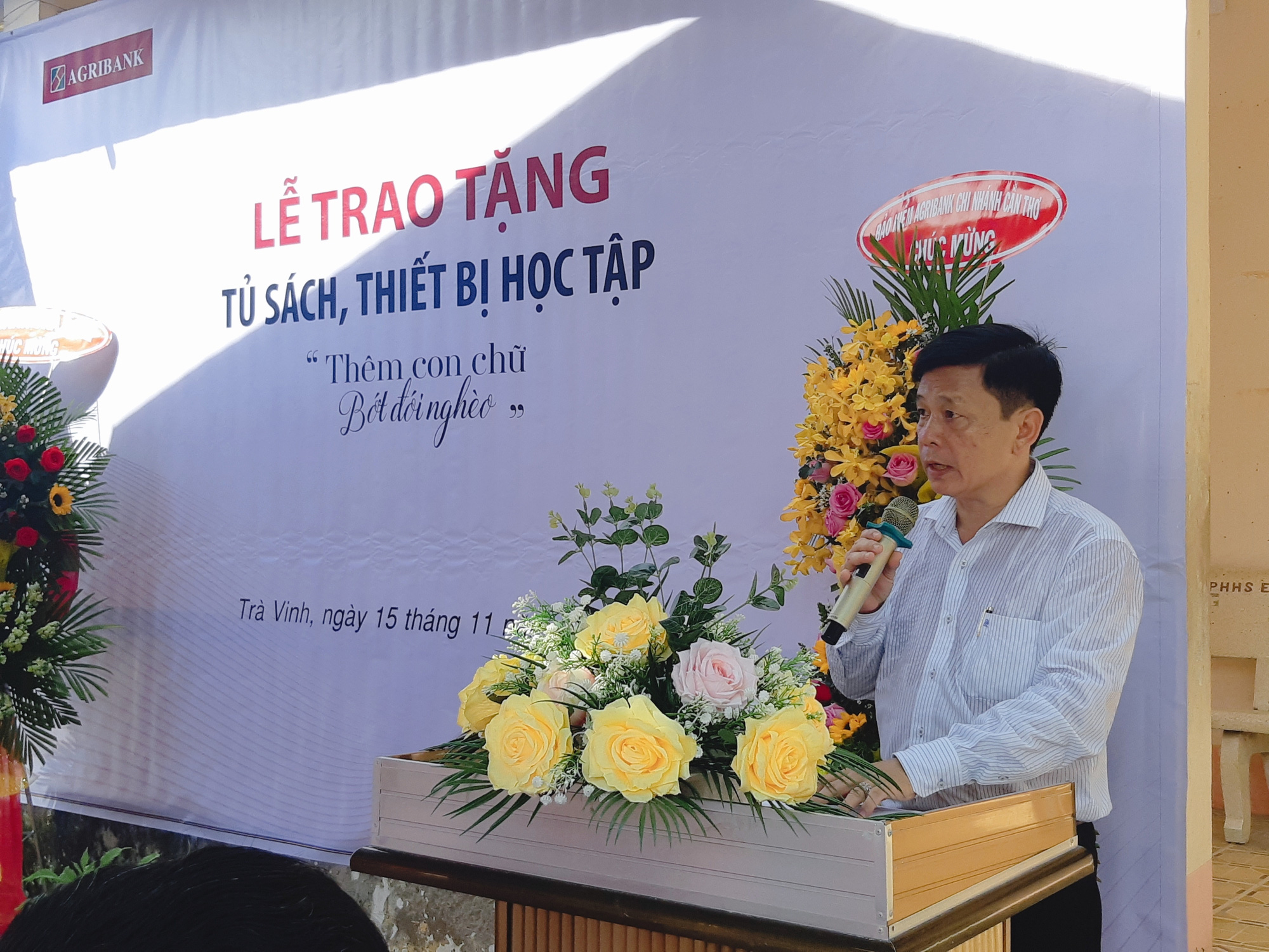 Agribank Chi nhánh Trà Vinh: Tặng tủ sách, dụng cụ học tập cho trường Tiểu học Tam Ngãi B - Ảnh 1.